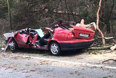 Bild des völlig zerstörten roten Unfallwagens von Philip