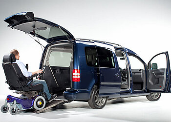 Behindertengerechter Fahrzeugumbau Paravan VW Caddy SF einsteigender Rollstuhlfahrer