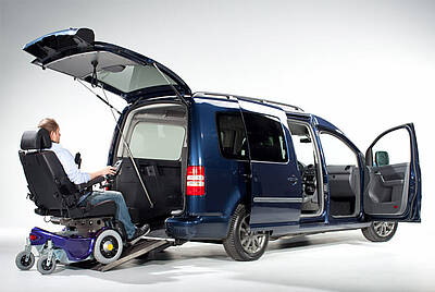 Behindertengerechter Fahrzeugumbau Paravan VW Caddy SF einsteigender Rollstuhlfahrer