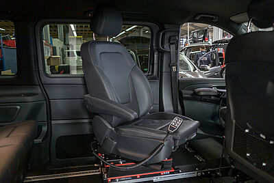 Elektrisch verstellbarer Fahrersitz in einem barrierefrei umgebauten Fahrzeug – Umbaulösung für Menschen mit Tetraplegie.