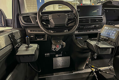 PARAVAN Cockpit mit Space Drive Joystick- und Touch-Steuerung.