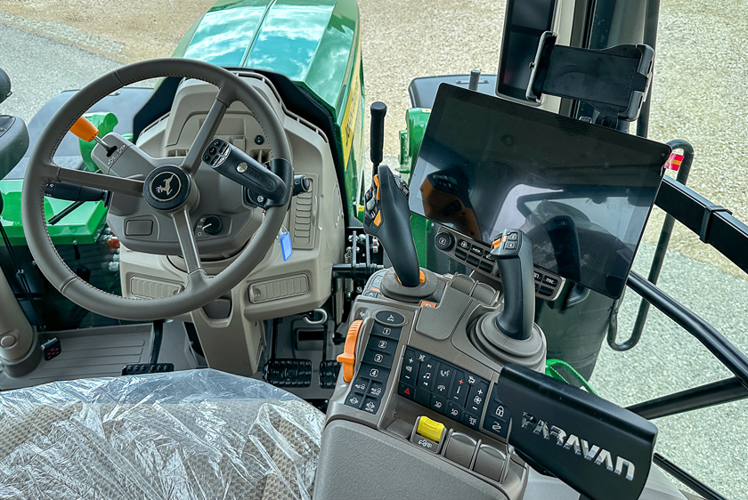 Cockpit eines umgerüsteten John Deere Traktors mit PARAVAN Bedienelementen und Joystick-Steuerung.
