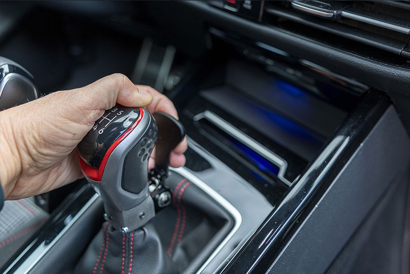 Hand bedient das Clutch-by-Wire-Paddle am Schalthebel des VW Golf GTI