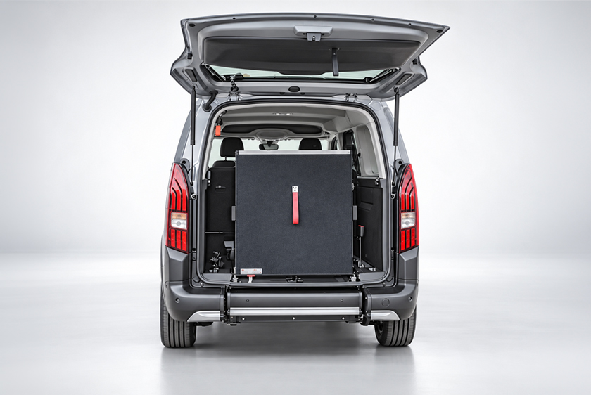 Heckansicht des PARAVAN Peugeot Rifter GT mit geöffneter Heckklappe und senkrecht verstauter Rollstuhlrampe.
