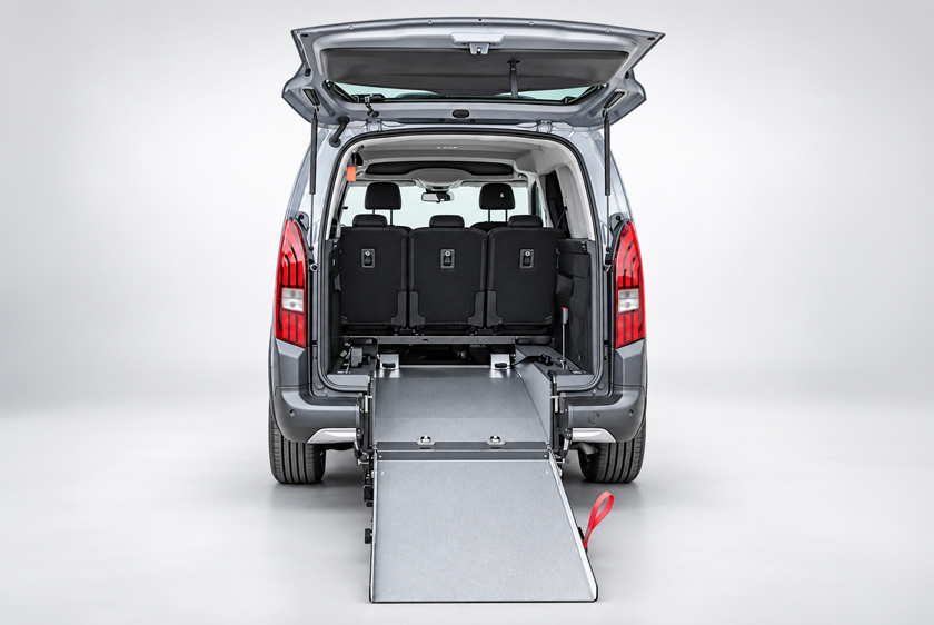 PARAVAN Peugeot Rifter GT in schräger Heckansicht mit geöffneter Heckklappe und ausgeklappter Rollstuhlrampe.