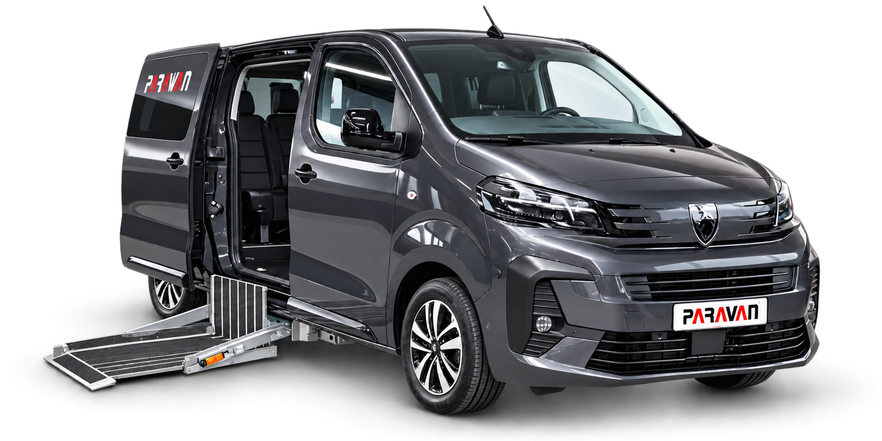 Peugeot Traveller mit PARAVAN-Umbau, geöffneter Schiebetür und ausgefahrener Rollstuhlrampe
