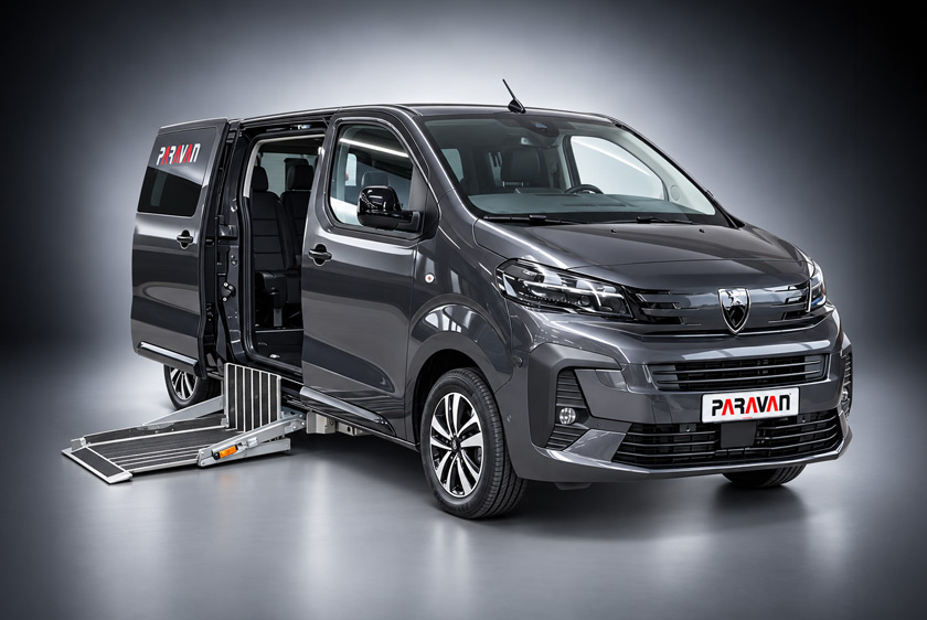 Behindertengerechter Fahrzeugumbau Paravan Peugeot Traveller mit Bodentieferlegung und Kassettenlift