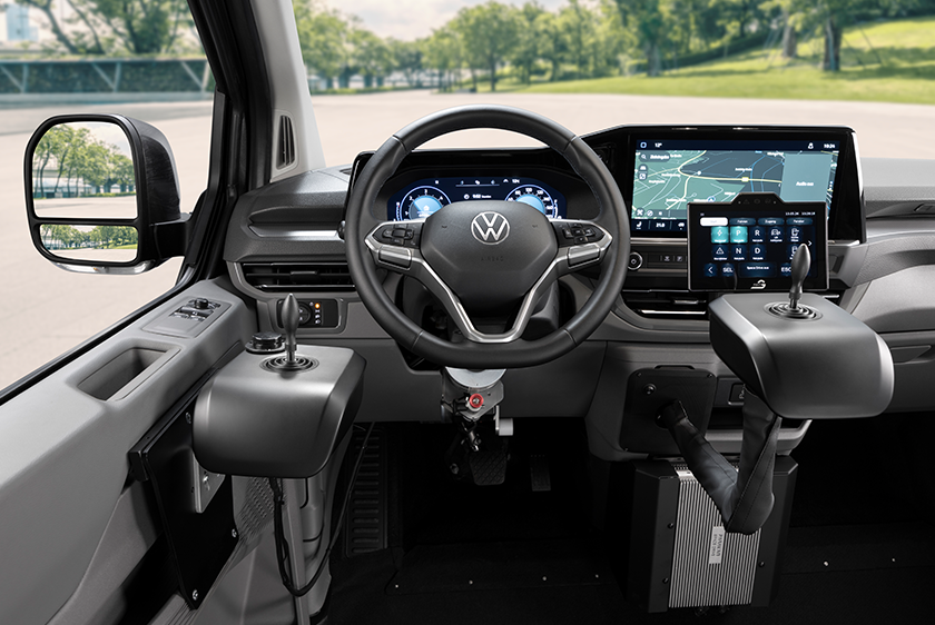 Das Cockpit eines Fahrzeug bei dem sich links und rechts neben dem Lenkrad jeweils ein Joysticks zum Steuern des Fahrzeugs befindet. Am rechten Joystick befindet sich ebenfalls ein Touch Display zum steuern der Primär- und Sekundärfunktionen.