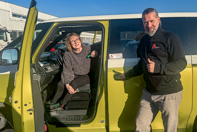 PARAVAN Elektromobilität mit Handicap – Dorothee in ihrem VW ID. Buzz