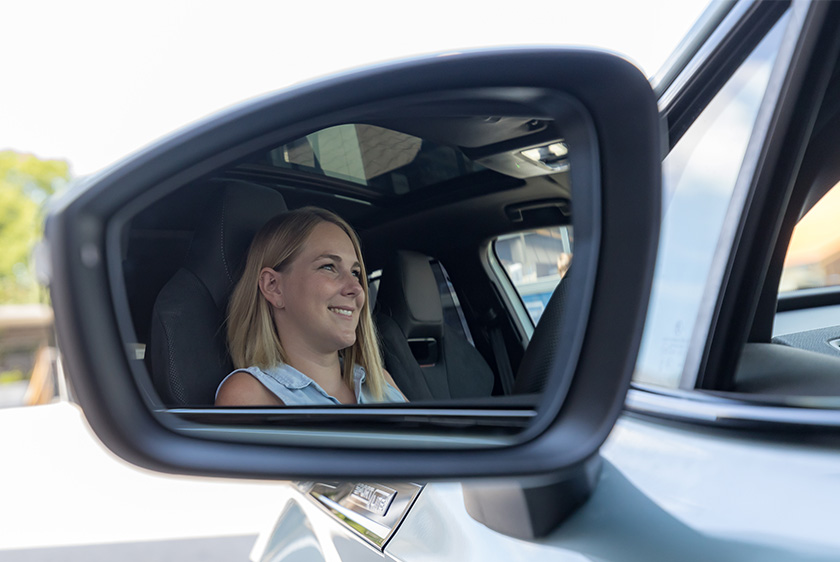 PARAVAN Elektromobilität mit Handicap – Svenja im Škoda Enyaq