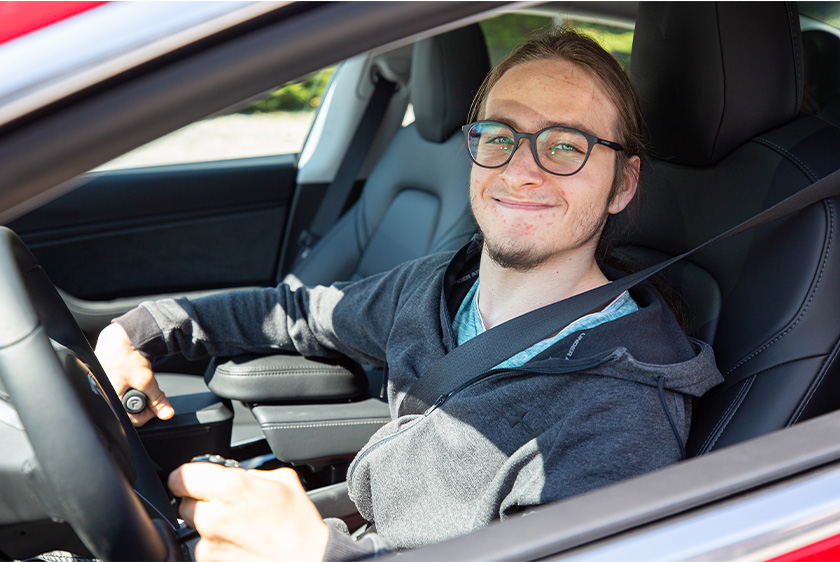 PARAVAN Elektromobilität mit Handicap – Moritz am Steuer seines Tesla Model 3