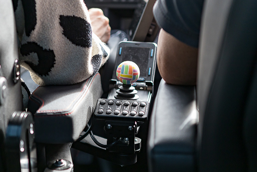 PARAVAN Fahrzeugumbau – Joystick-Steuerung mit zusätzlichen Bedienelementen im individuell angepassten Fahrzeug