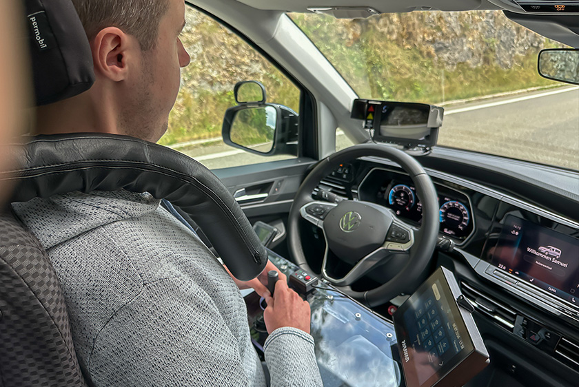 Samuel Faber am Steuer eines Fahrzeugs mit individuell angepasster PARAVAN Fahr- und Lenktechnik