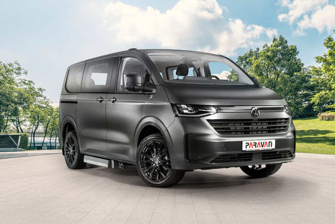 Ein neuer VW Caravelle steht in einer schönen Landschaft